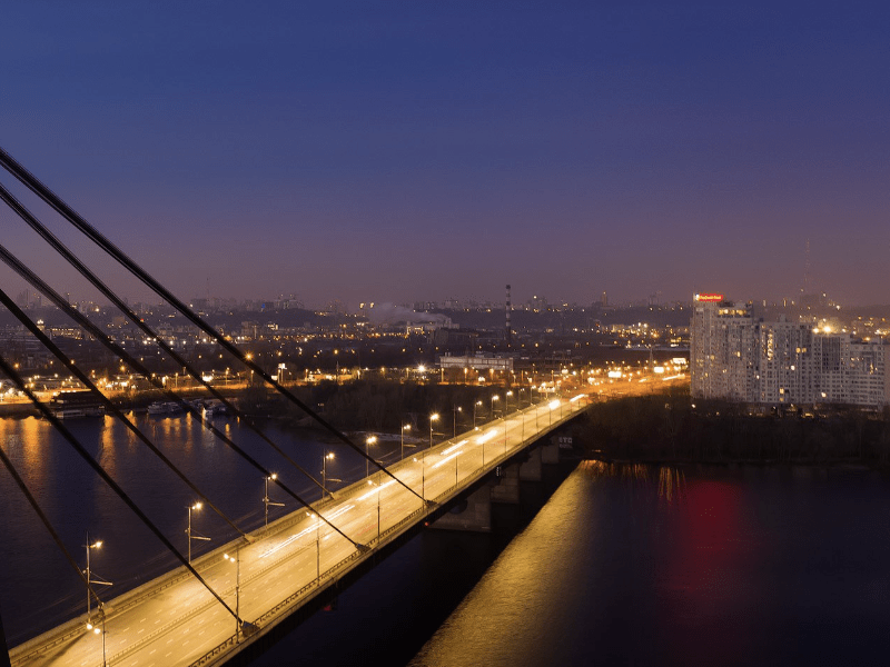 Був необережним: у Києві чоловік впав із Північного мосту в Дніпро