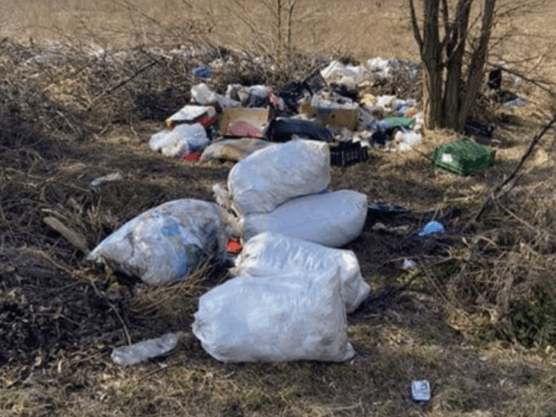 Зробіть місто чистим: бучанців просять не створювати стихійних сміттєзвалищ на Депутатській (ФОТО)