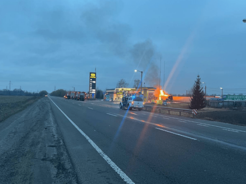 Пожежа на АЗС: у Борисполі спалахнула цистерна з бензином (ФОТО)