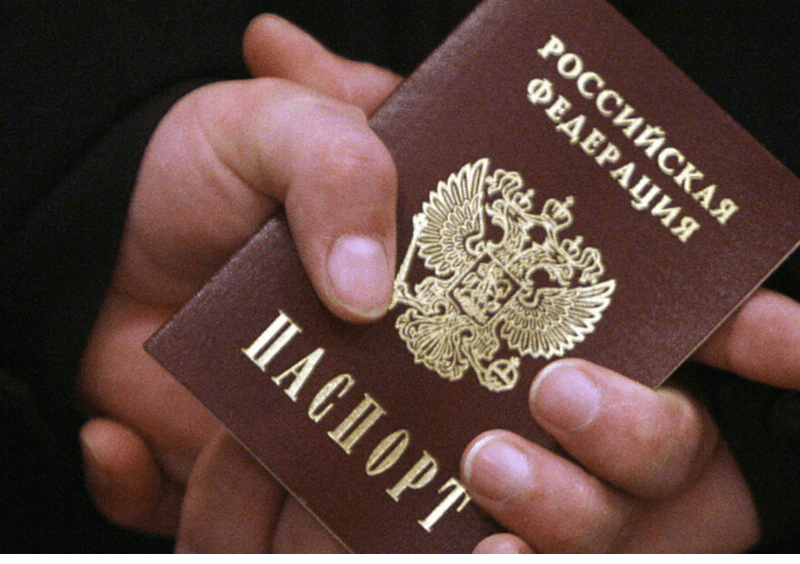 Заборонили виплати: окупанти змушують українців отримувати російські паспорти