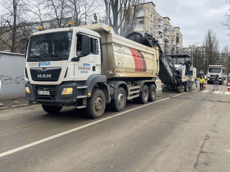 Стартує капітальний ремонт доріг: у Києві відновили роботи на 4 об’єктах