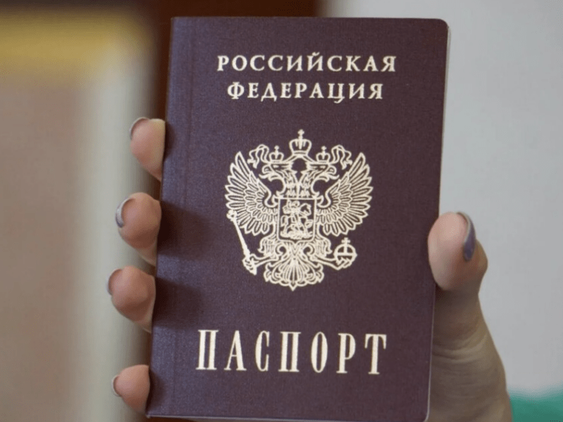 Здійснюють психологічний тиск: окупанти примушують українців отримувати паспорти РФ