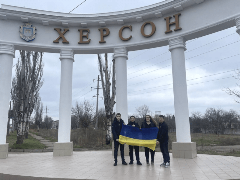 Відновлюють зруйнований загарбниками парк: «Київзеленбуд» передав Херсону 70 кущів бузку
