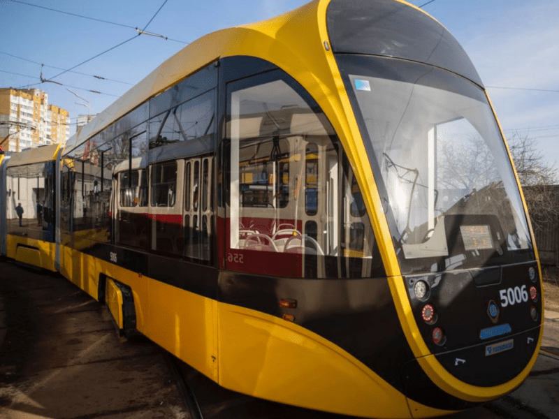 Вісім новеньких трамваїв українського виробника курсуватимуть між Дарницею і Троєщиною (ФОТО)