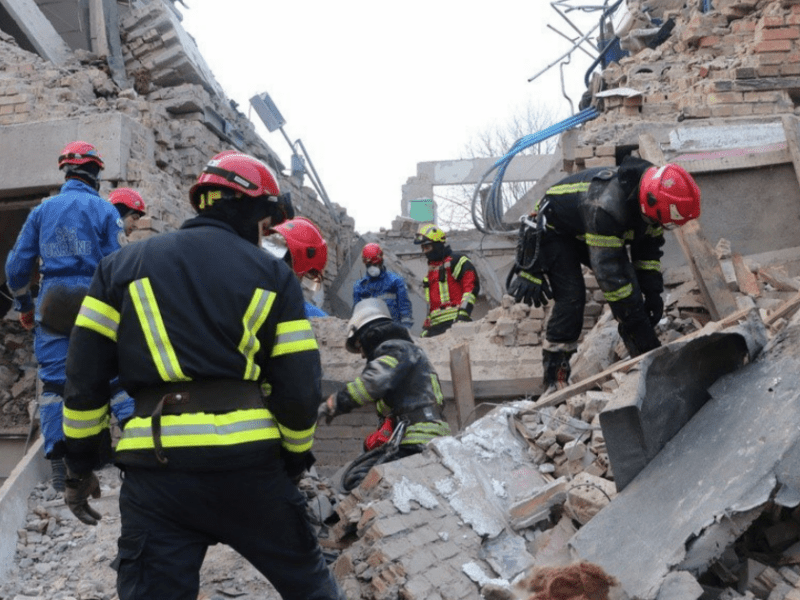 Ворожа атака на Київщину: зруйновано два гуртожитки та ліцей, є загиблі (ФОТО)