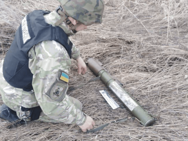 Залишилась у лісі після боїв: на Київщині знищили ворожу протитанкову гранату (ФОТО)