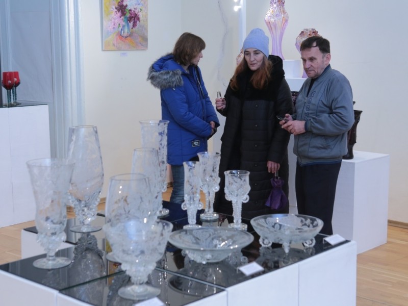 У Києві відкрилась виставка виробів із художнього скла і порцеляни відомої мисткині-експериментаторки