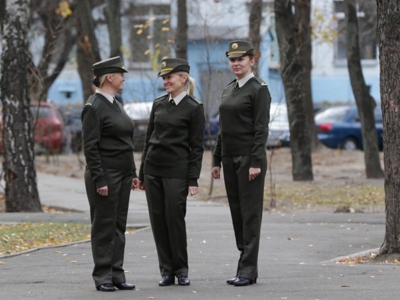 Жінкам у війську затвердять нову літню польову форму – як вона виглядатиме