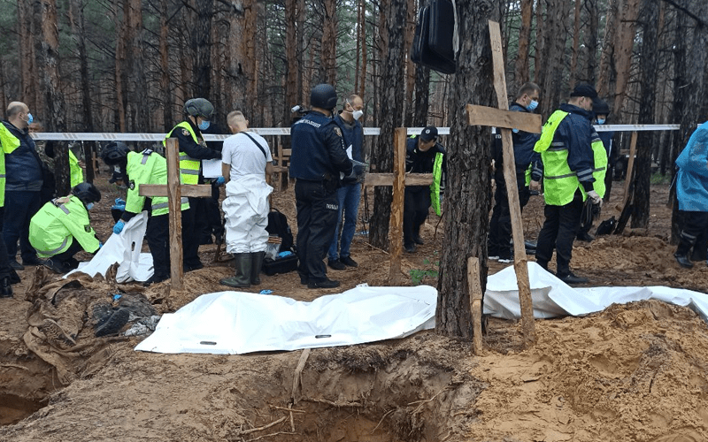 Звірства військ РФ: на Київщині за рік виявили 15 місць масового поховання та три катівні