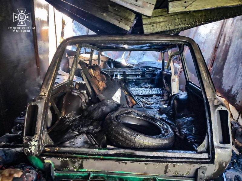 У Дніпровському районі виявили тіло чоловіка в охопленому вогнем гаражі