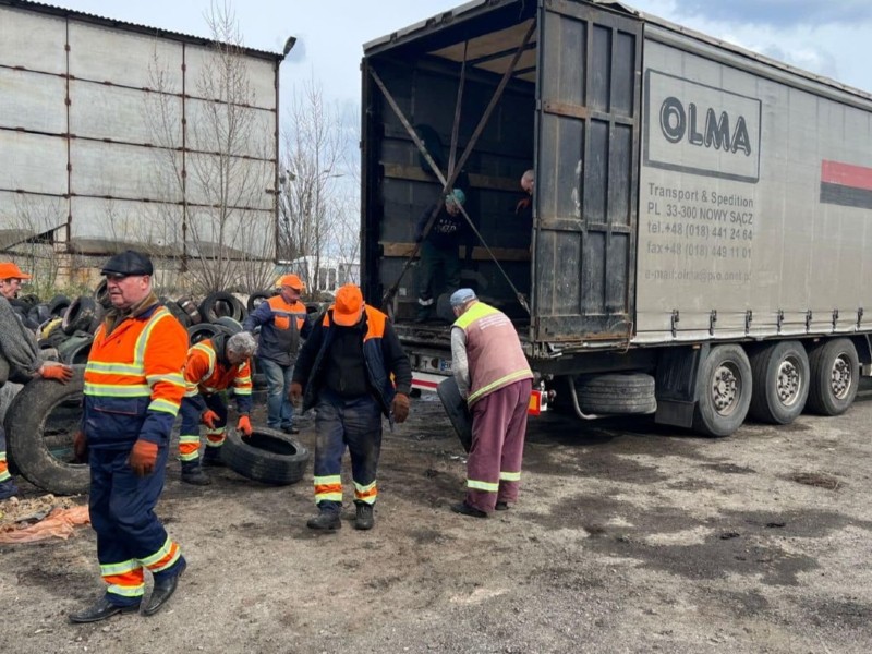 За день толоки у двох районах Києва назбирали майже 2 тисячі автопокришок