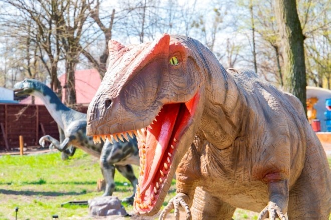 У Києві відновлює роботу найбільший в Україні парк динозаврів