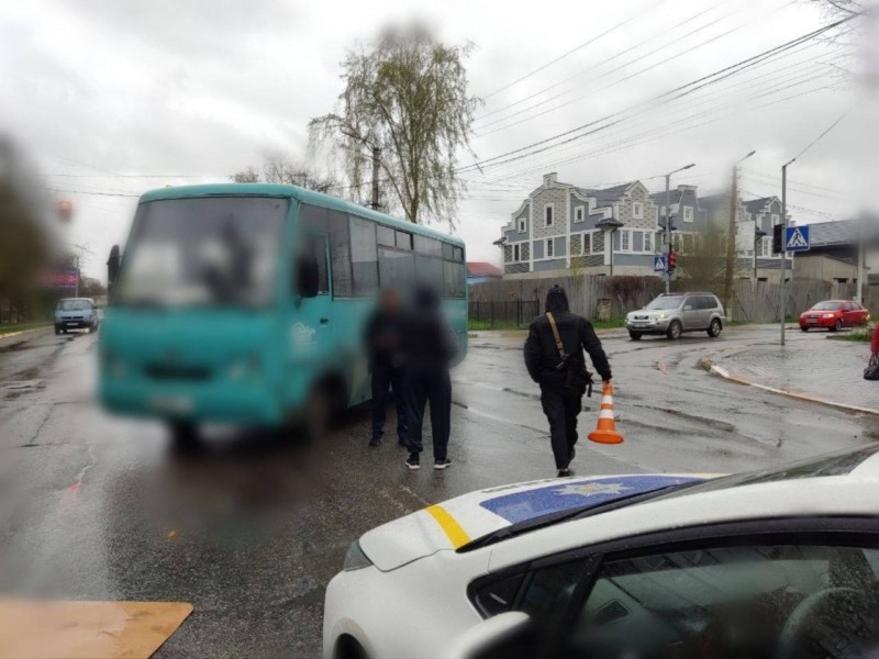 На Київщині маршрутка збила жінку на переході
