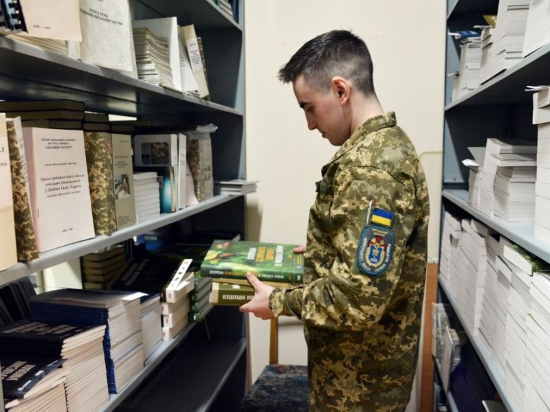 Волонтери передали понад 500 навчальних книг у Військовий інститут КНУ Шевченка