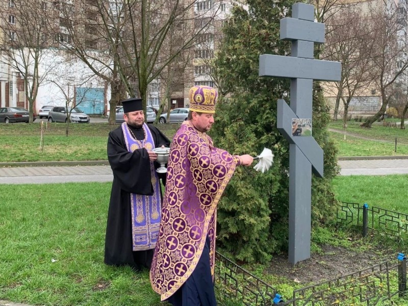 У Києві освятили оновлений хрест жертвам Голодомору