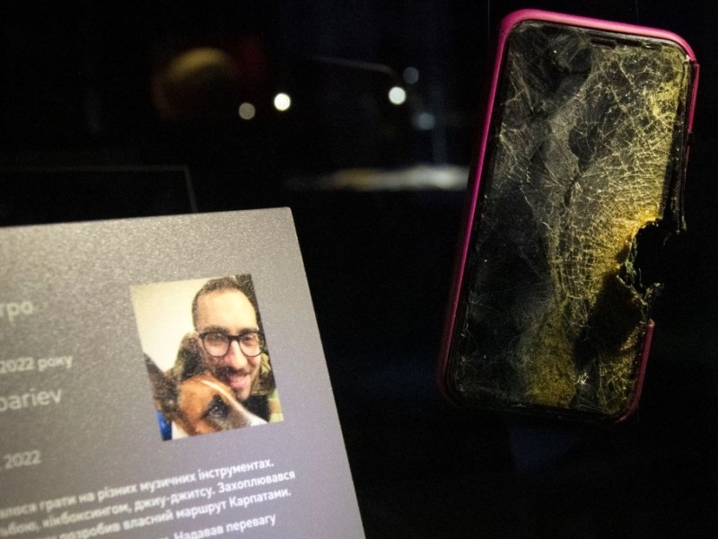 Телефон, в який поцілила куля, став новим експонатом виставки «Азовсталь: нові сенси»﻿