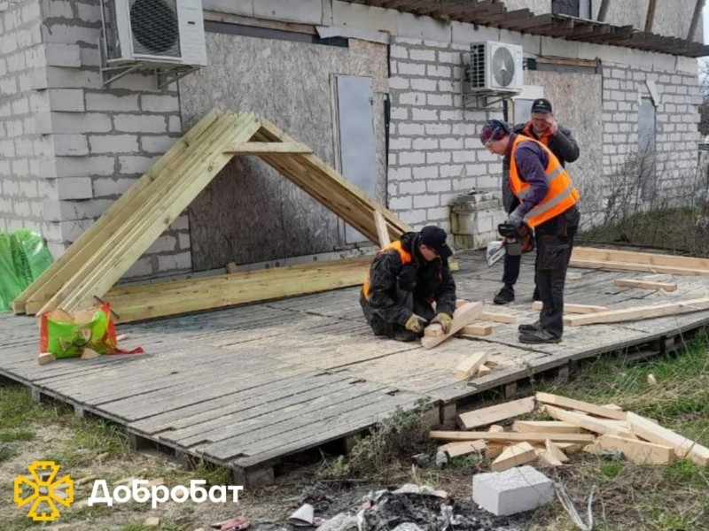 Волонтери Київського будбату відновлюють будинок, потрощений окупантами ще у березні минулого року