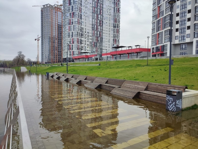 Дніпро вийшов з берегів: затопило пішохідну зону, вода наблизилась до багатоповерхівок (ФОТО)