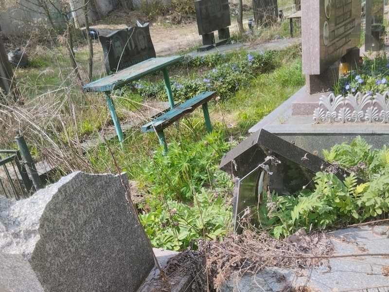 Зруйновані надгробки та прошиті кулями пам’ятники: на кладовищі у Берківцях могили постраждали від окупантів (ФОТО)