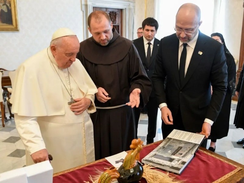 Папі Римському Франциску передали фотоальбом про злочини Росії в Бучі