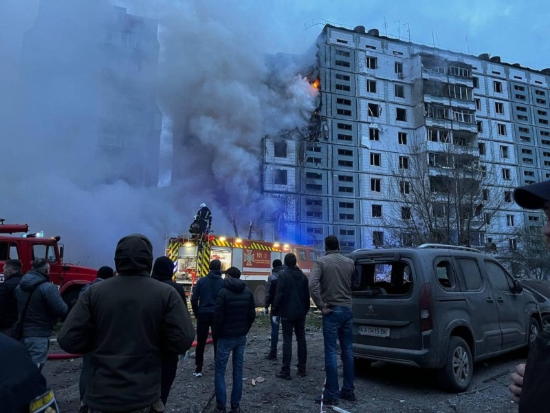 На Київщині двоє осіб травмовано через ракетну атаку росіян