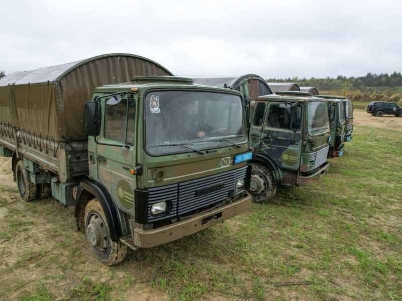 Поліція Київщини отримала функціональні вантажівки від фонду Говарда Баффета