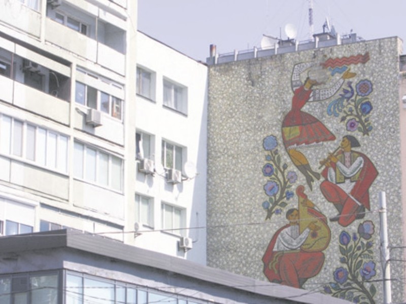 У центрі Києва руйнується цінна мозаїка через впертого власника будівлі