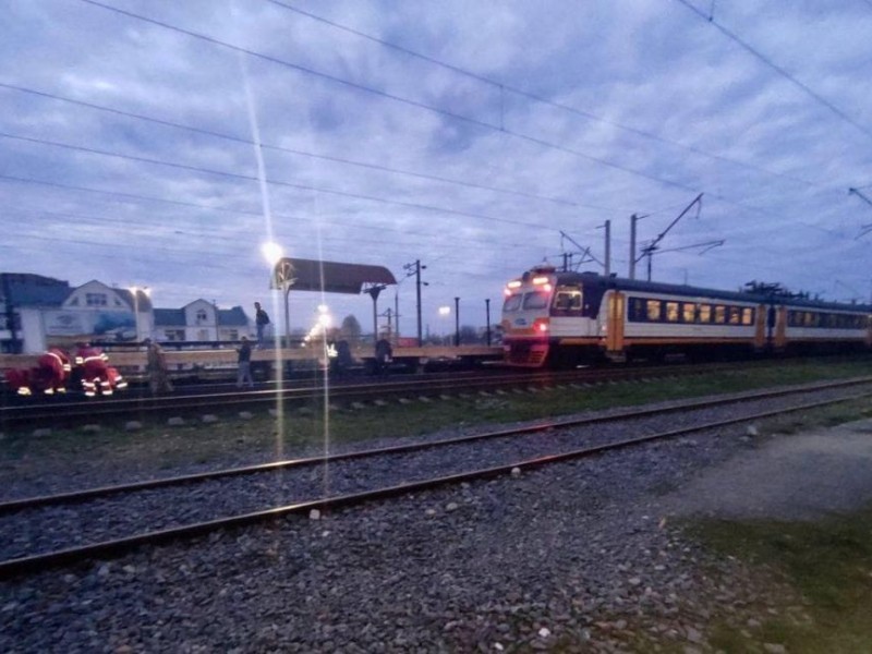На Київщині сталася аварія за участі потяга, є постраждалі