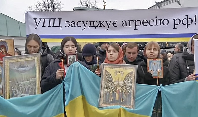 “Онуфрій чорт!” Віряни УПЦ МП досі не знають чий Крим – 7 день під Лаврою