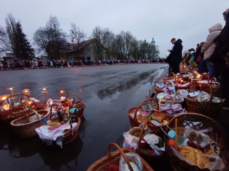 Перша українська молитва. Віряни ПЦУ відстояли у московських попів храм у Требухові