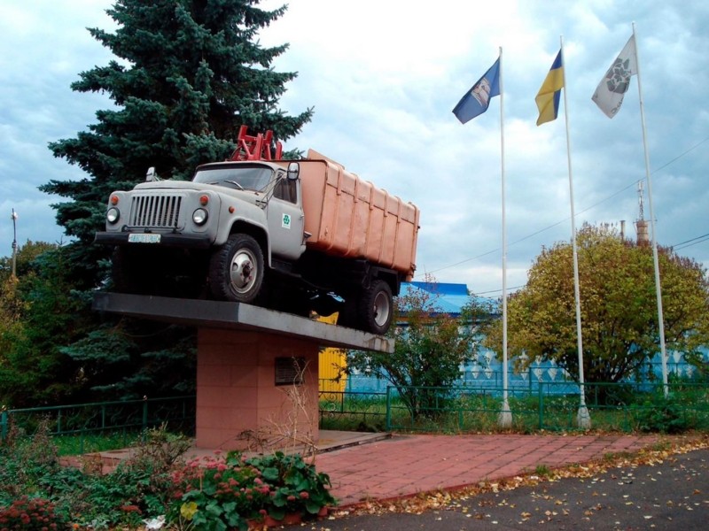 Єдиний у світі пам’ятник сміттєвозу розташований у Києві – фото