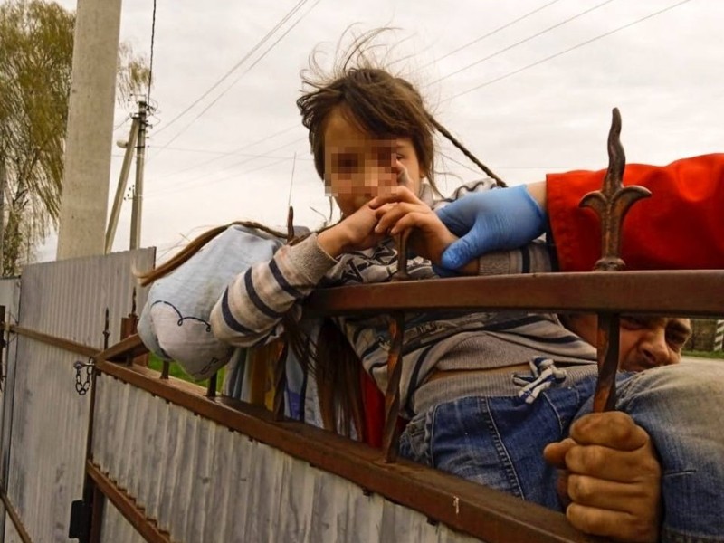 Металевий прут у руці – рятувальники допомогли дівчинці, яка зависла на паркані