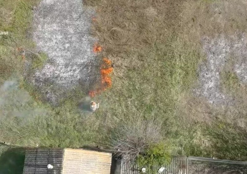 Жіночку, яка спалювала траву на Київщині, наздогнала “кара небесна” – відео