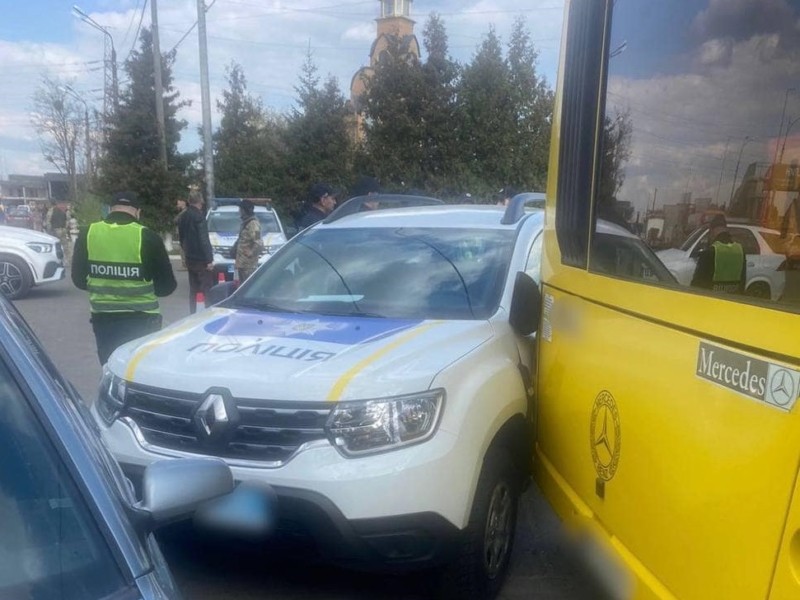Некерований автобус пошкодив три автівки і травмував поліцейського у Віті-Поштовій
