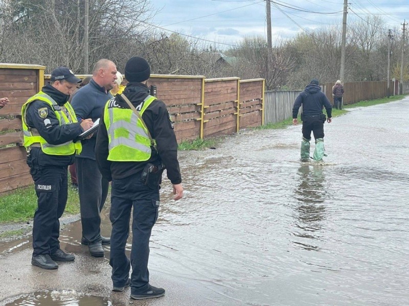 В Іванкові розмило дамбу ставка та затопило вулиці