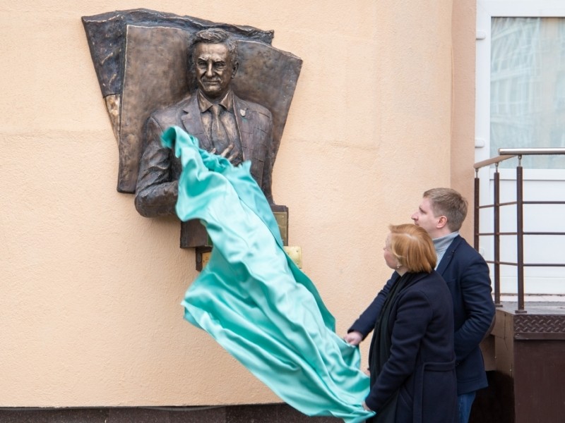 У Києві встановили меморіальну дошку Віктору Огнев’юку, який 15 років був ректором Університету Грінченка