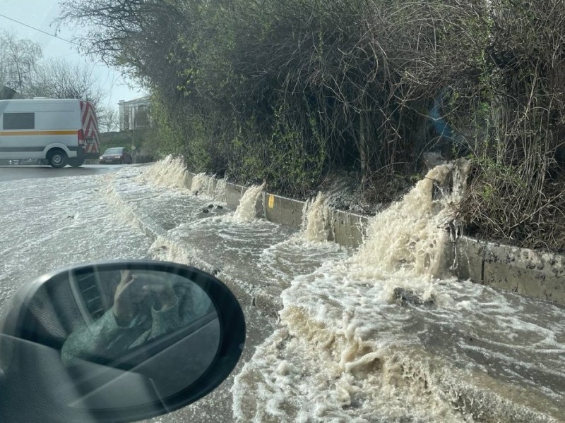 На бульварі Міхновського ускладнено рух через витік води