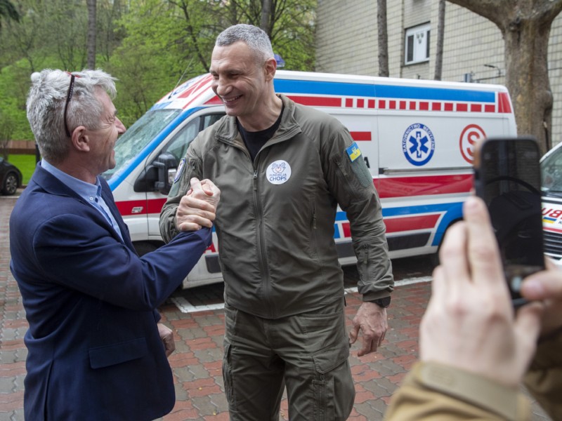 Київ отримав від європейських друзів 2 машини швидкої допомоги та 2 пікапи