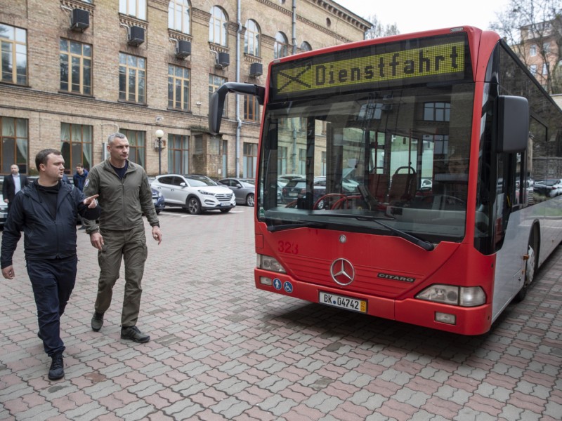 Київ отримав від Німеччини іще чотири сучасних автобуси