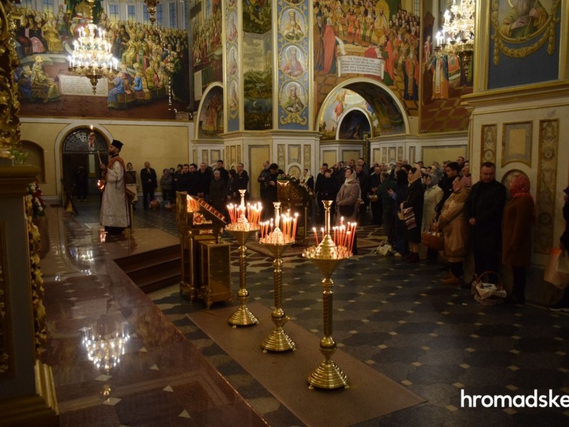 ПЦУ та УПЦ МП провели великодні служби в Києво-Печерській лаврі