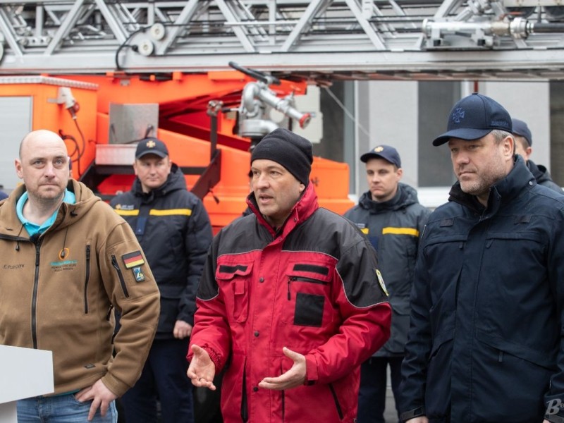 Київські рятувальники отримали від благодійників пожежну машину з автодрабиною