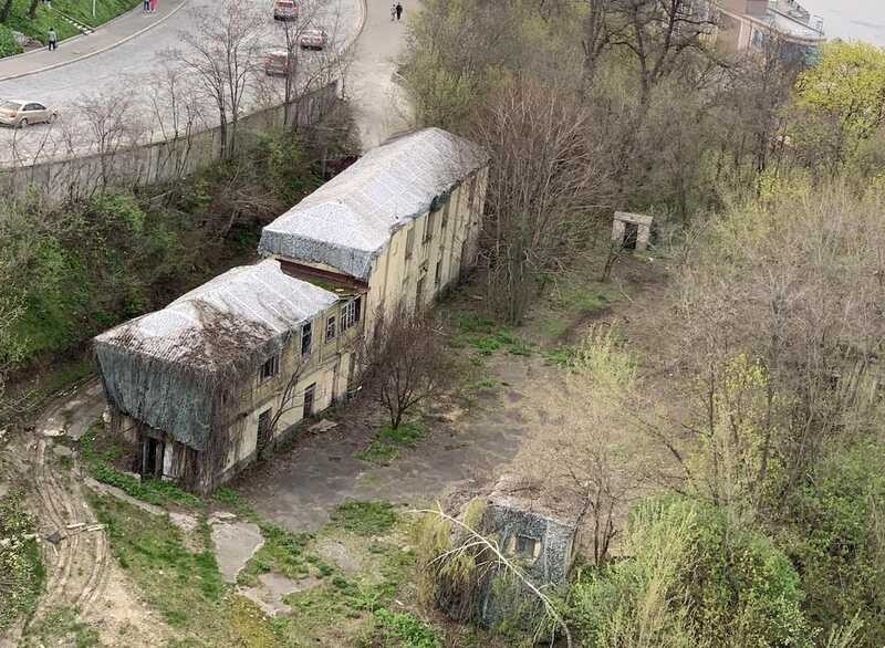 У центрі Києва забудовник почав знищувати історичні будинки