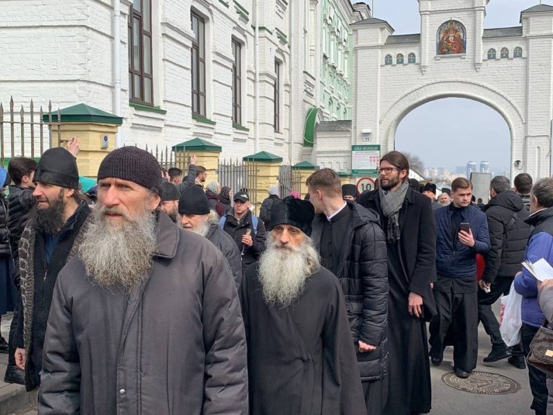 “Московських попів – на болота”: біля Лаври тривають мітинги