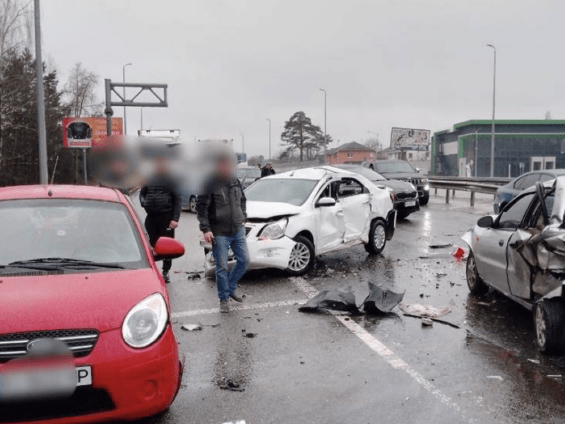 Масштабна аварія на Житомирській трасі: зіткнулися автобус і 9 автівок (ФОТО)