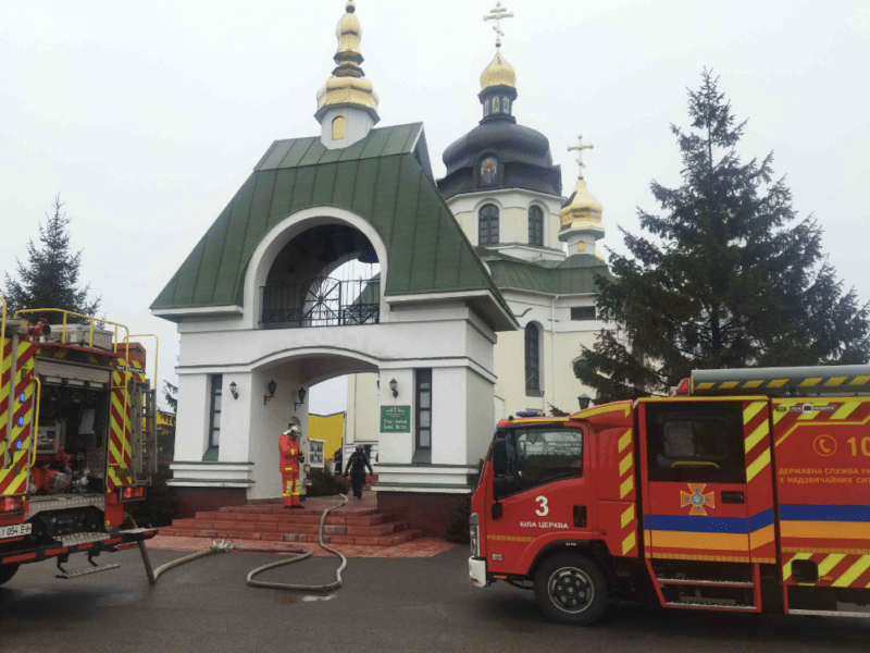 Свято-Покровський храм загорівся на Київщині (ФОТО)