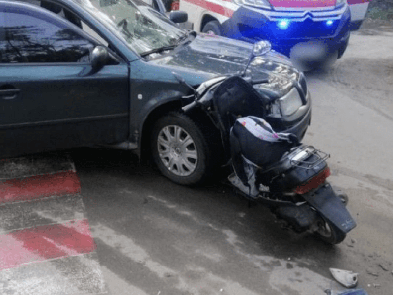 ДТП у Броварах: хлопчик на скутері в’їхав в автівку