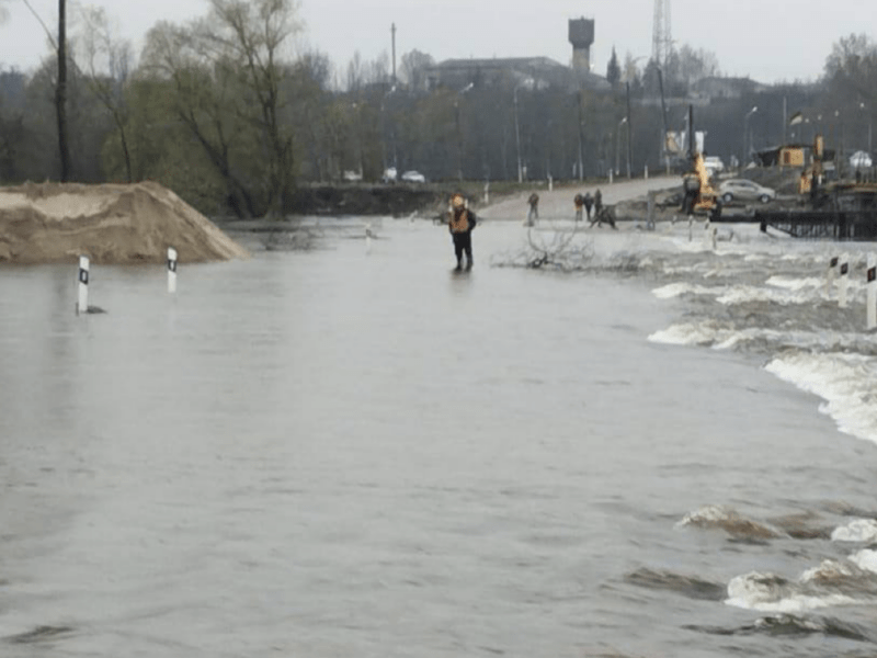 Стихійне лихо в Іванкові: тимчасова переправа до селища підтоплена (ФОТО)