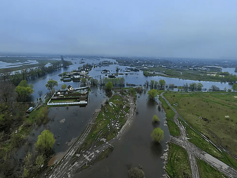 У Погребах вода заблокувала дороги та під’їзди до будинків (ФОТО)