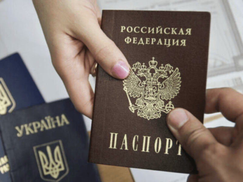 Окупанти погрожують депортацією українцям, які не мають російського паспорта