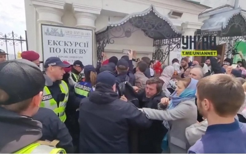 Зіткнення у Лаврі: прихожани УПЦ МП побилися з поліцією